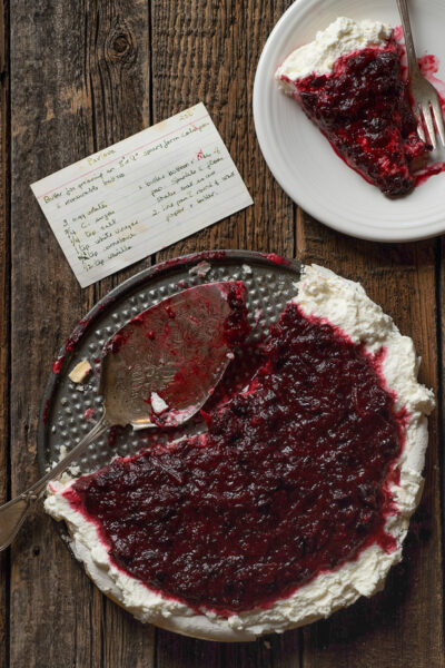 pavlova dessert with aronia berries